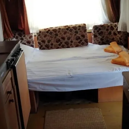Campsite Каравани Под Наем Градина *