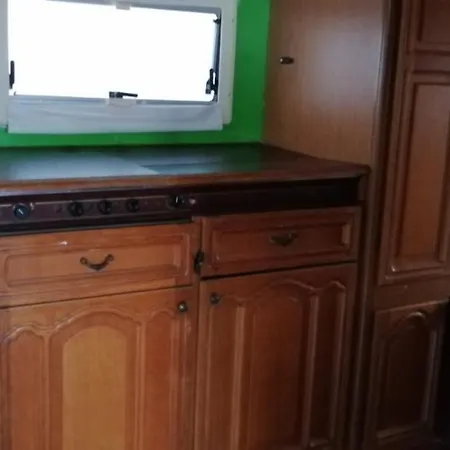 Campsite Каравани Под Наем Градина